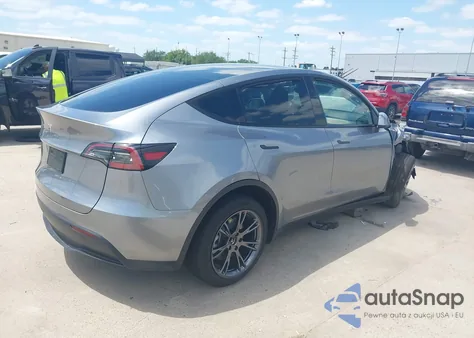 2025 Tesla Model Y Long Range Dual Motor All-Wheel Drive z USA, uszkodzony, nr VIN 7SAYGDED7SA357679